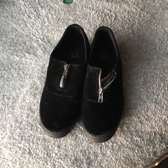 Shoes (idk what brand they are) - Picture 1 of 5